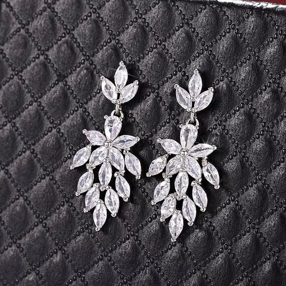 NEW 18k White Gold Diamond Drop Earrings Flower Earrings - Picture 5 of 8